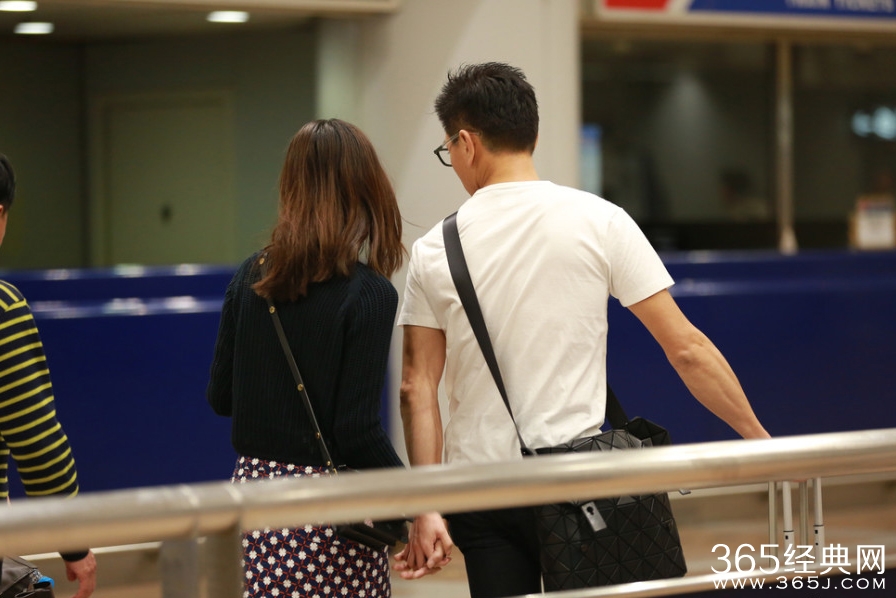 吴奇隆刘诗诗十指紧扣秀恩爱