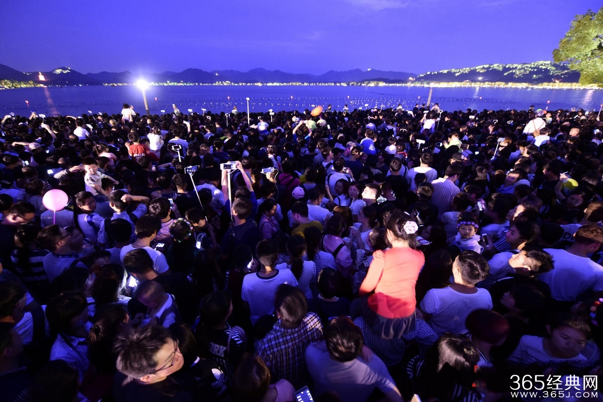 杭州音乐喷泉重新喷放 数万人挤爆西湖