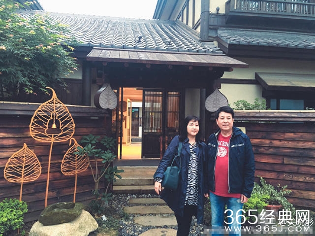 关晓彤与爸妈外出游玩 一家人都是高颜值