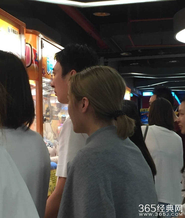 不愧是国民老公！王思聪劳动节为三美女抓娃娃