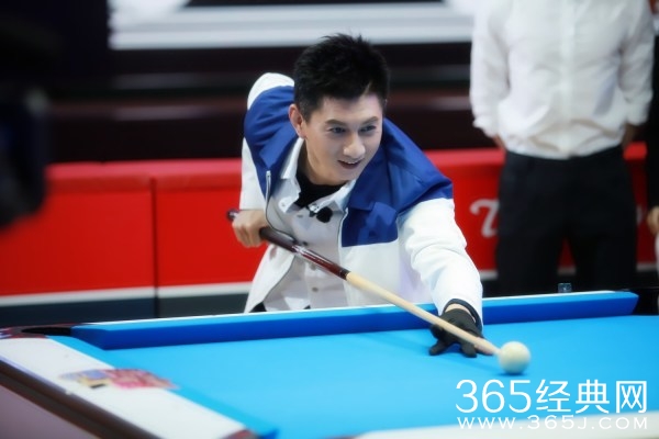 吴奇隆球技精湛 背杆进球获潘晓婷刮目相看