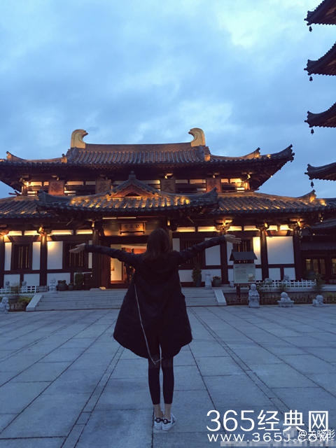 关晓彤与爸妈外出游玩 一家人都是高颜值