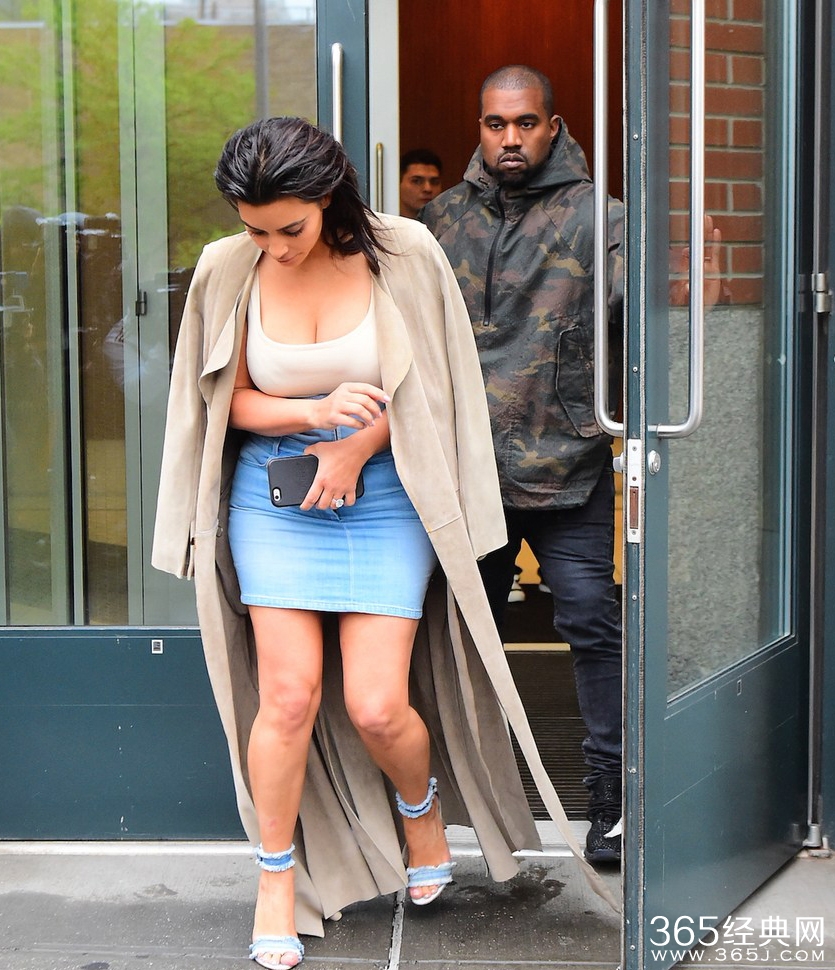 卡戴珊穿白背心也要露傲人上围