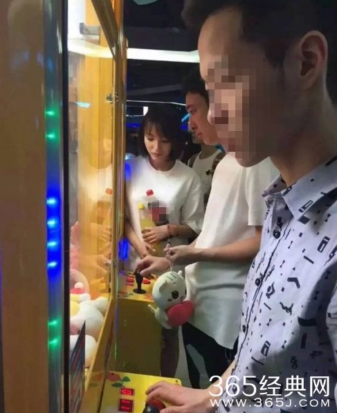 不愧是国民老公！王思聪劳动节为三美女抓娃娃