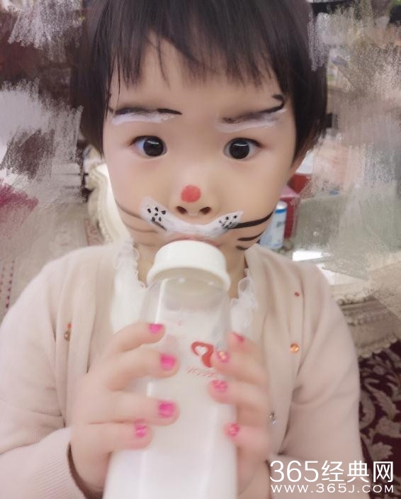 黄奕为女儿画花脸涂甲油 母女的日常也很幸福