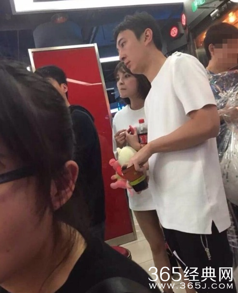 不愧是国民老公！王思聪劳动节为三美女抓娃娃