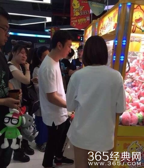 不愧是国民老公！王思聪劳动节为三美女抓娃娃