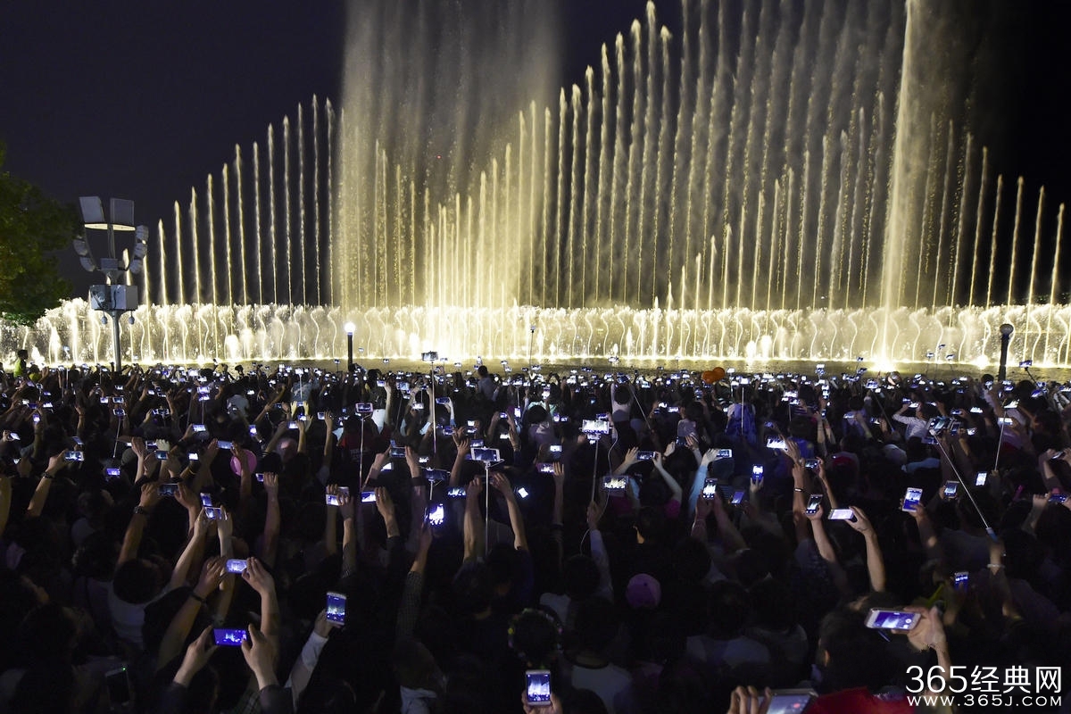 杭州音乐喷泉重新喷放 数万人挤爆西湖