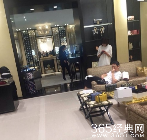 不愧是国民老公！王思聪劳动节为三美女抓娃娃