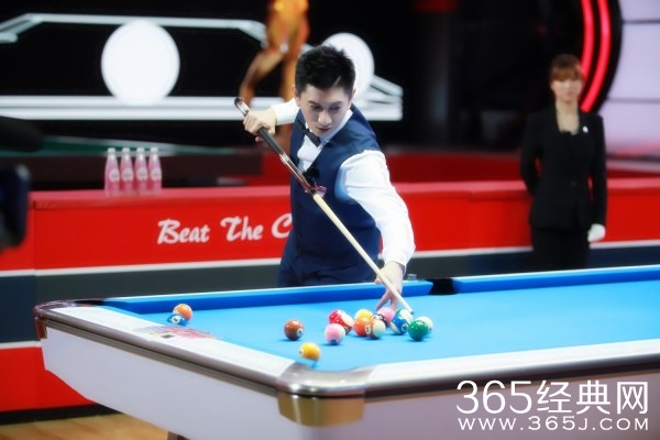 吴奇隆球技精湛 背杆进球获潘晓婷刮目相看