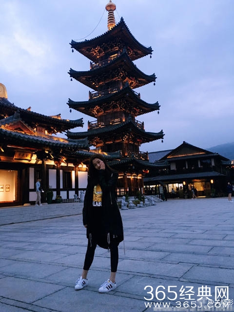 关晓彤与爸妈外出游玩 一家人都是高颜值