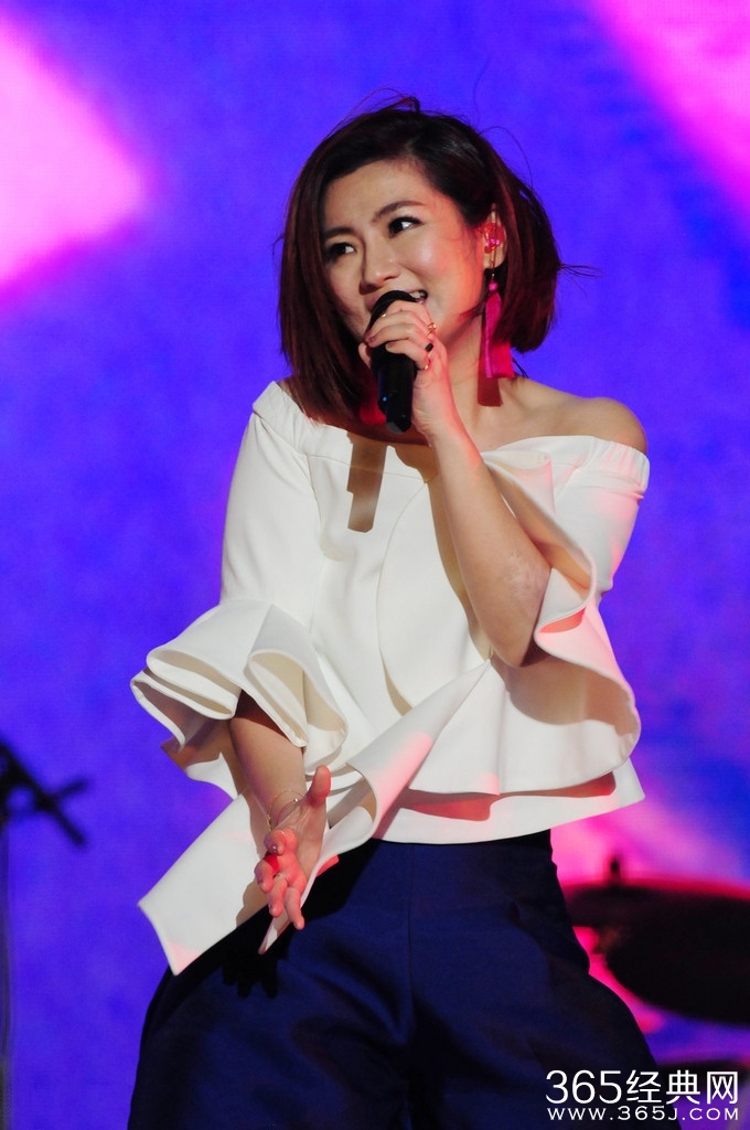 Selina走出离婚的阴影献唱春浪音乐节