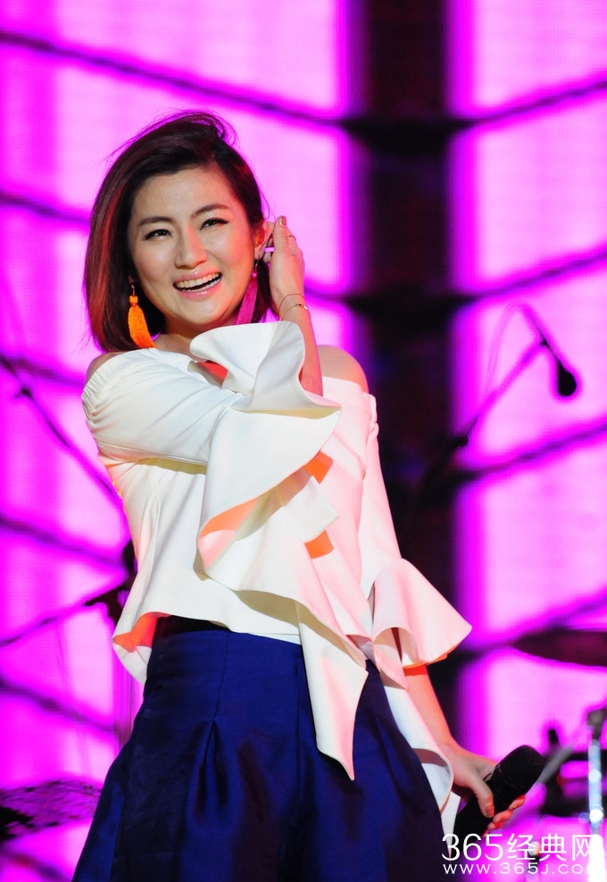 Selina走出离婚的阴影 白衣献唱春浪音乐节