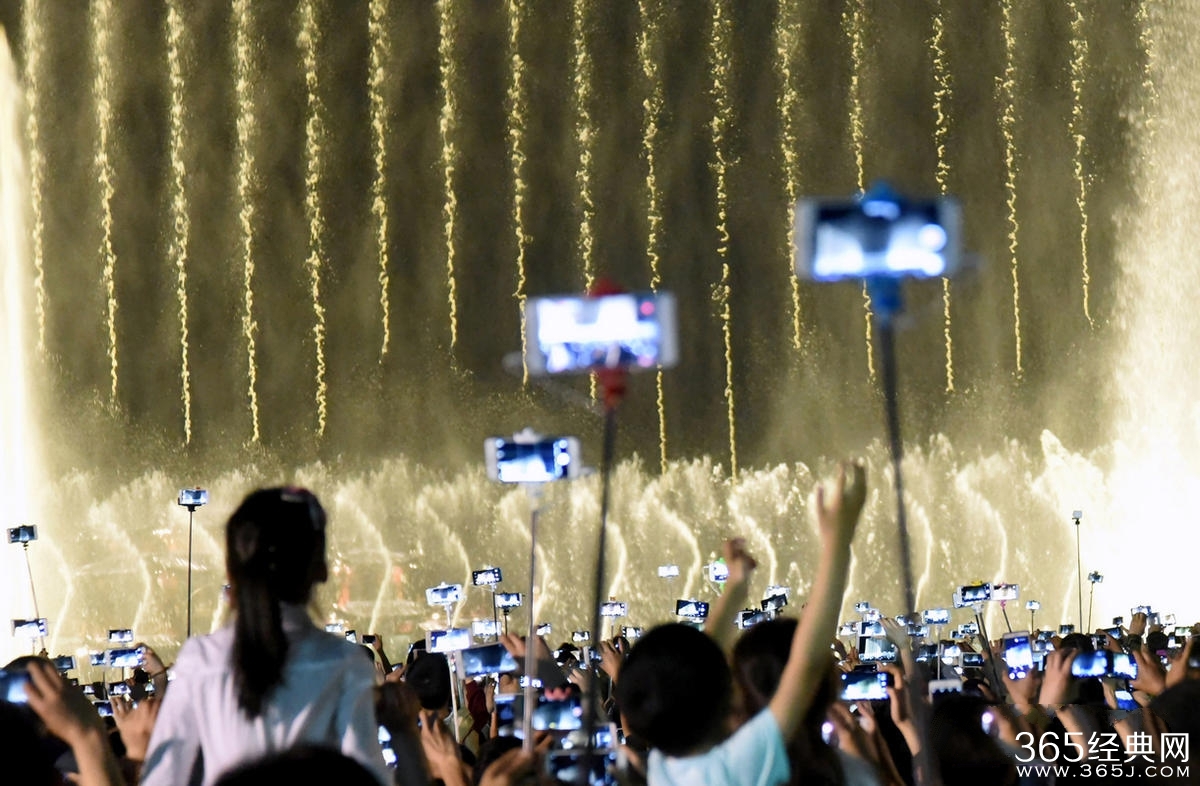 杭州音乐喷泉重新喷放 数万人挤爆西湖