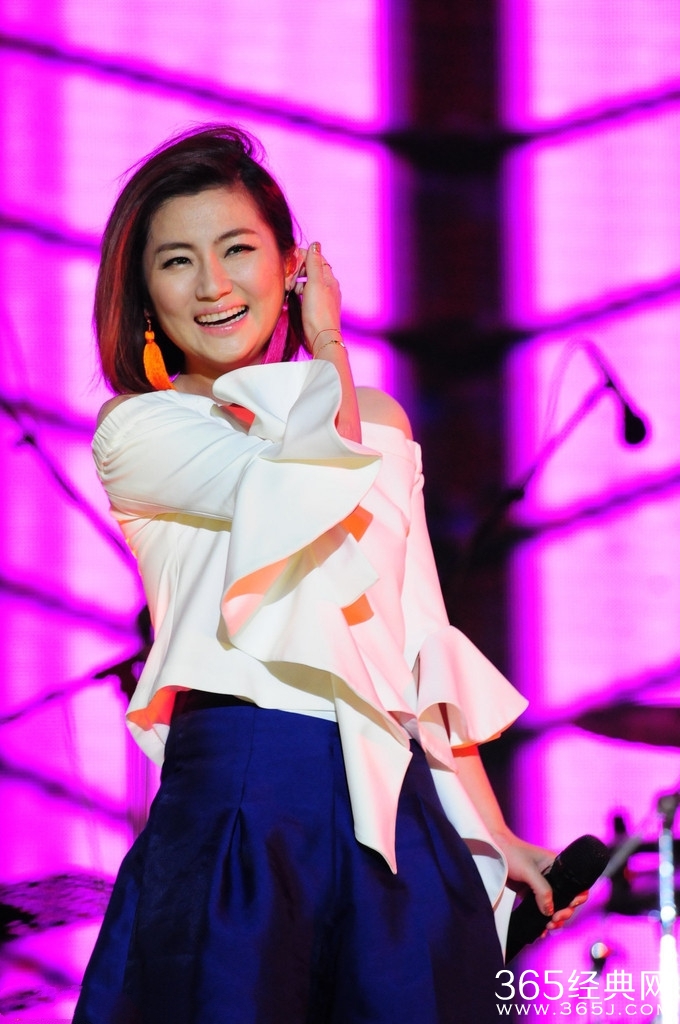 Selina走出离婚的阴影献唱春浪音乐节