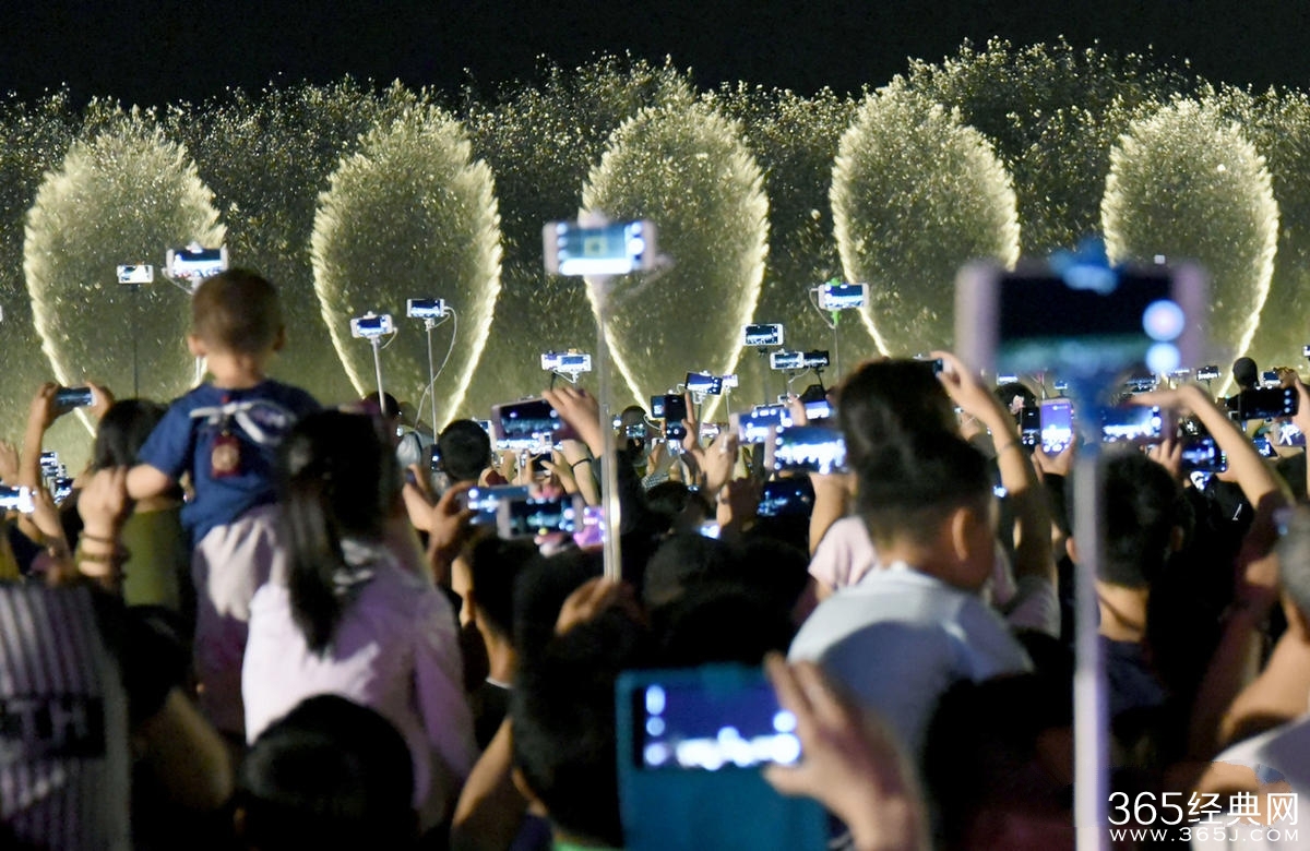 杭州音乐喷泉重新喷放 数万人挤爆西湖
