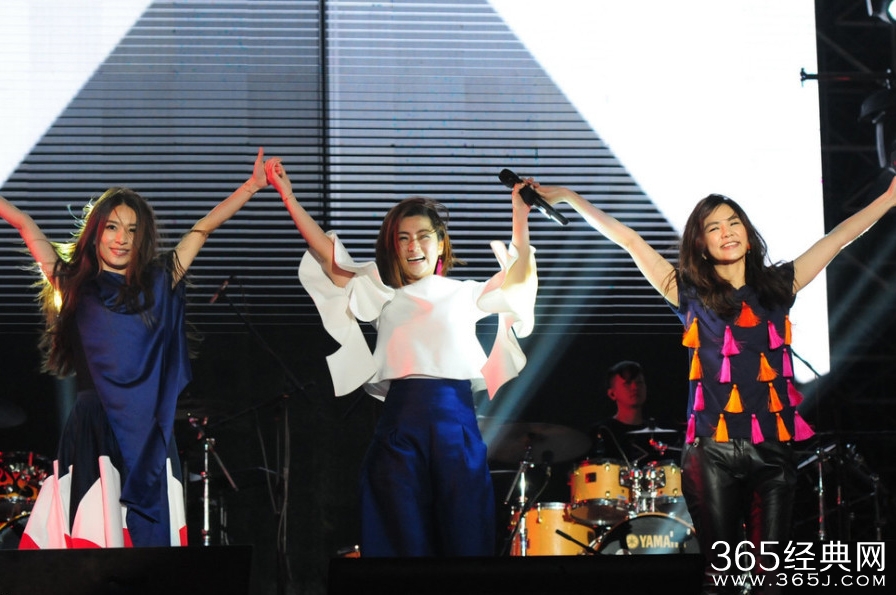 Selina走出离婚的阴影 白衣献唱春浪音乐节