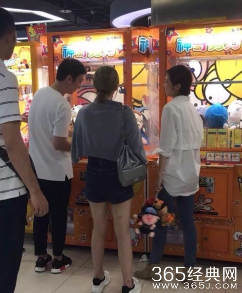 不愧是国民老公！王思聪劳动节为三美女抓娃娃