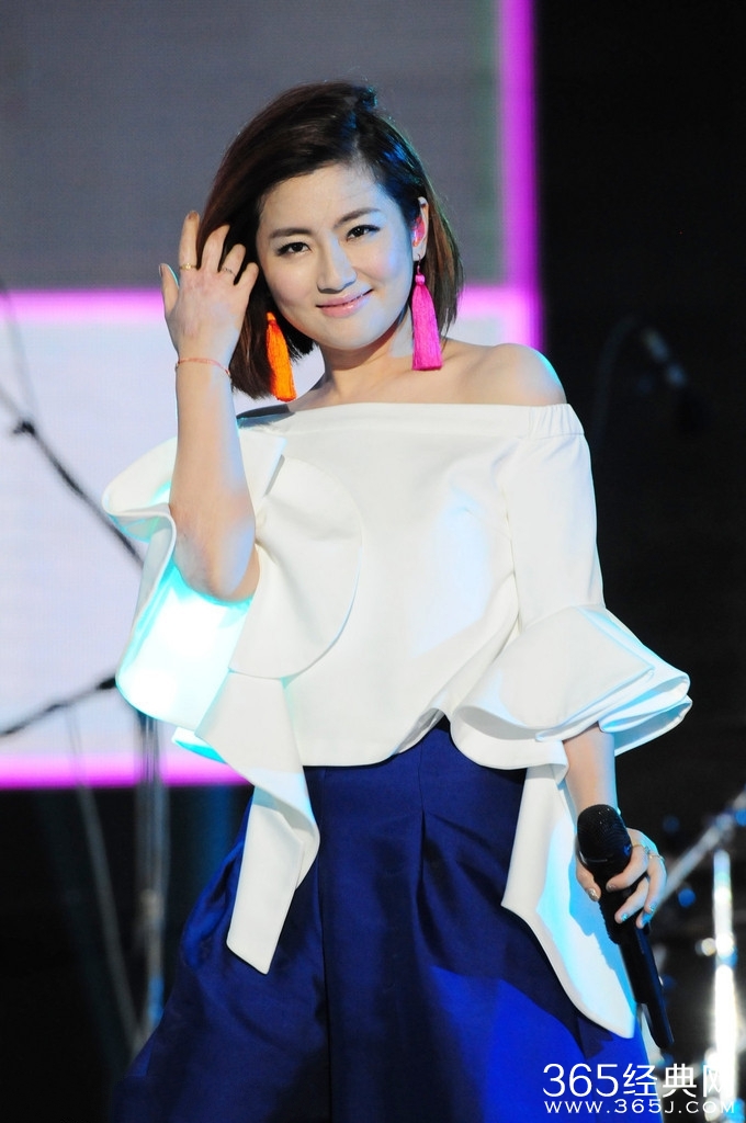 Selina走出离婚的阴影献唱春浪音乐节