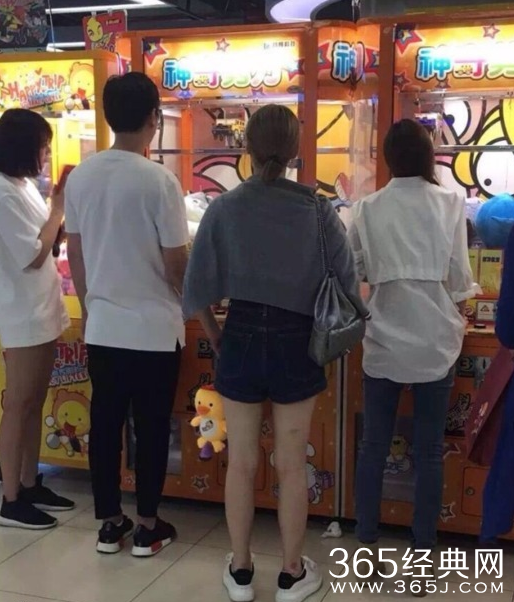 不愧是国民老公！王思聪劳动节为三美女抓娃娃