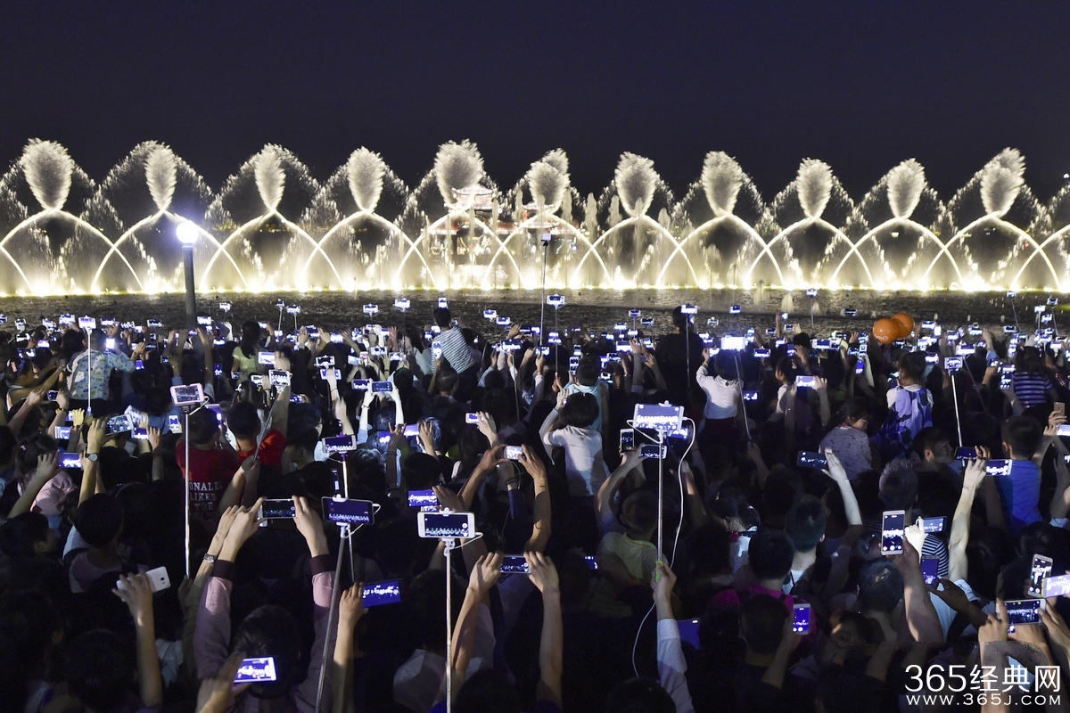 杭州音乐喷泉重新喷放 数万人挤爆西湖