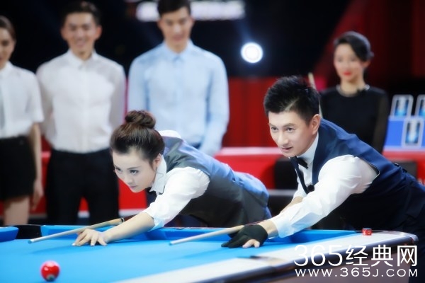 吴奇隆球技精湛 背杆进球获潘晓婷刮目相看