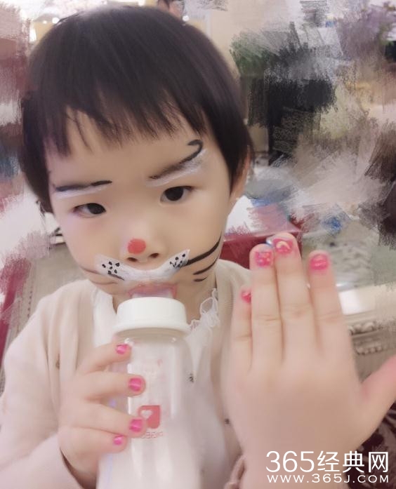 黄奕为女儿画花脸涂甲油 母女的日常也很幸福