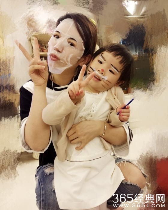 黄奕为女儿画花脸涂甲油 母女的日常也很幸福