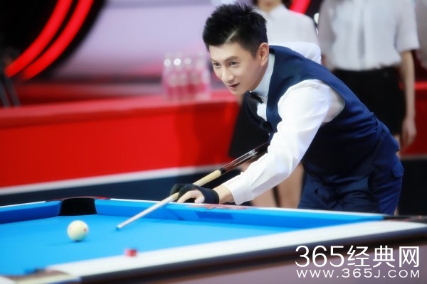 吴奇隆球技精湛 背杆进球获潘晓婷刮目相看