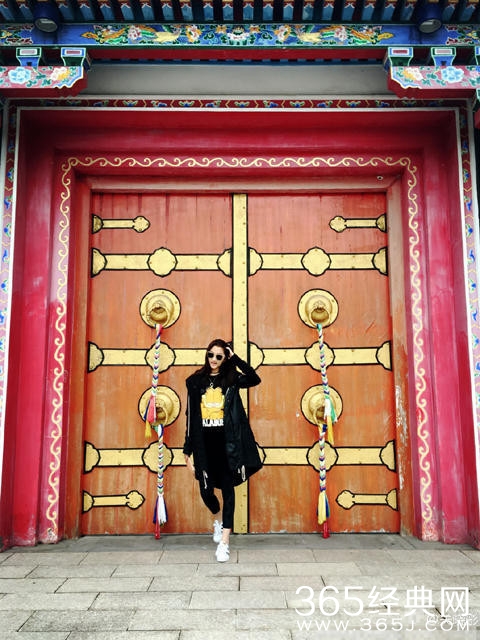 关晓彤与爸妈外出游玩 一家人都是高颜值