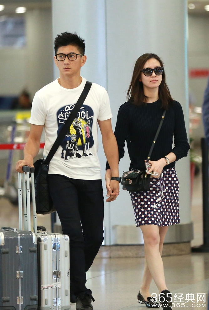 吴奇隆刘诗诗十指紧扣秀恩爱