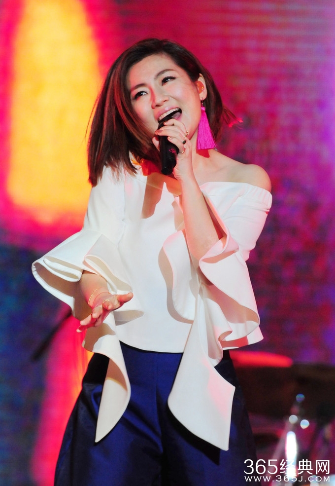 Selina走出离婚的阴影 白衣献唱春浪音乐节