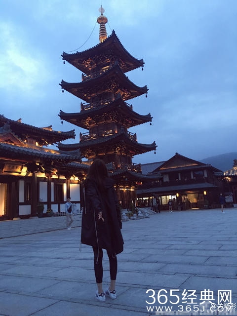 关晓彤与爸妈外出游玩 一家人都是高颜值