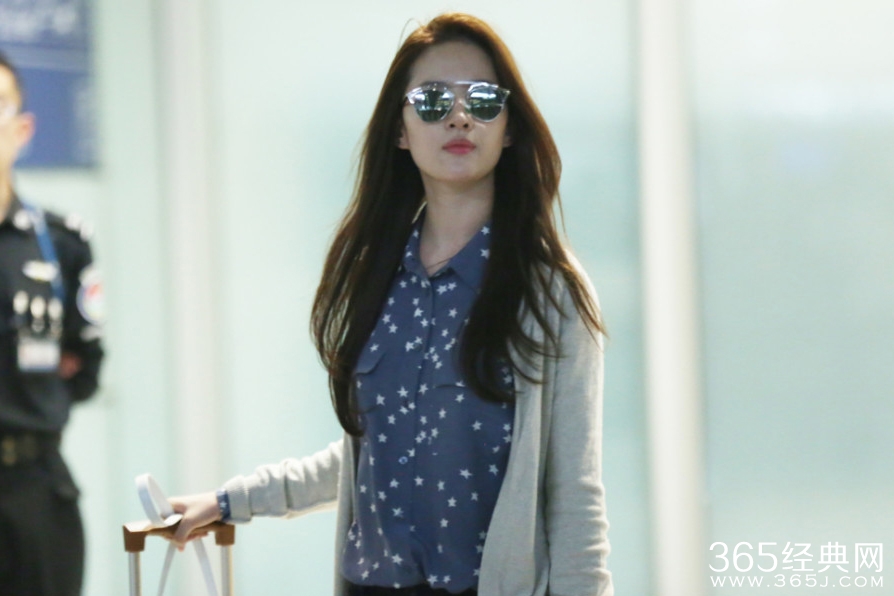 刘亦菲长发飘逸快步前行 星星装超有型
