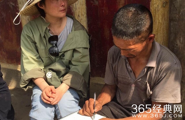 袁立素颜下乡满脚泥 为农村母子泪湿双眼