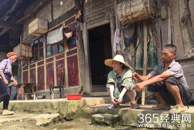 袁立素颜下乡满脚泥 为农村母子泪湿双眼