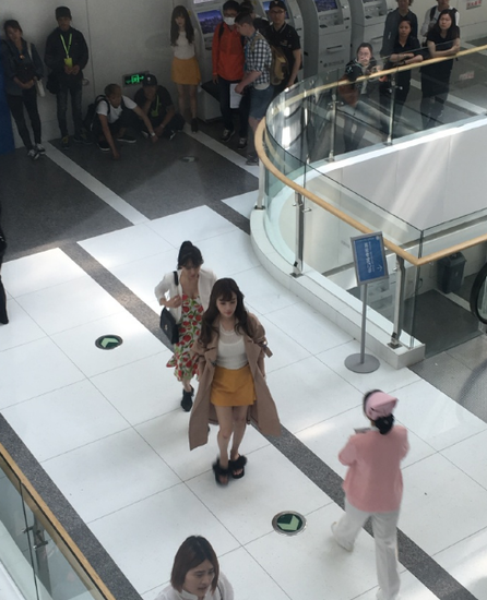 李小璐现身片场遭围观 大胸美腿相当惹眼