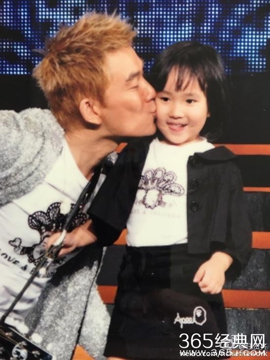 任贤齐11岁女儿照片曝光：梨涡甜美惹人爱