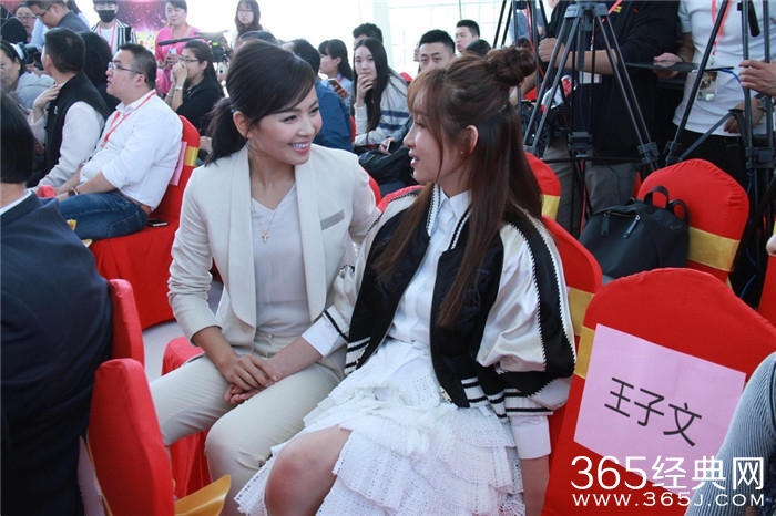 刘涛秦海璐参加活动手牵手互相依偎 姐妹情深