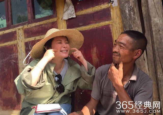 袁立素颜下乡满脚泥 为农村母子泪湿双眼