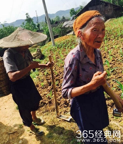 袁立素颜下乡满脚泥 为农村母子泪湿双眼