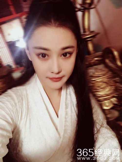 张馨予晒古装自拍照 皮肤白皙妆容艳丽