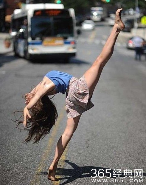 高三女生铁道旁劈腿自拍 被救后被吓得走不动