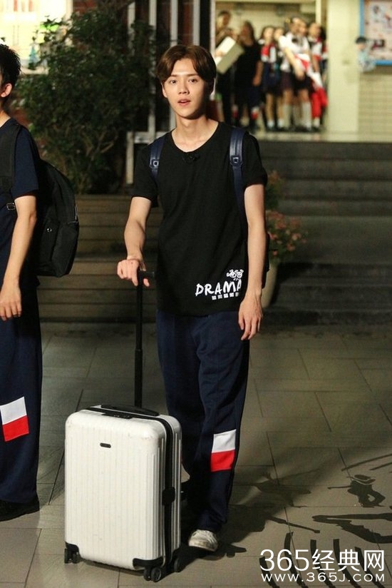 又反转！鹿晗签证违规属实 恐2年内无法入台