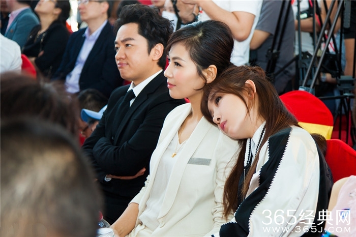 刘涛秦海璐参加活动手牵手互相依偎 姐妹情深