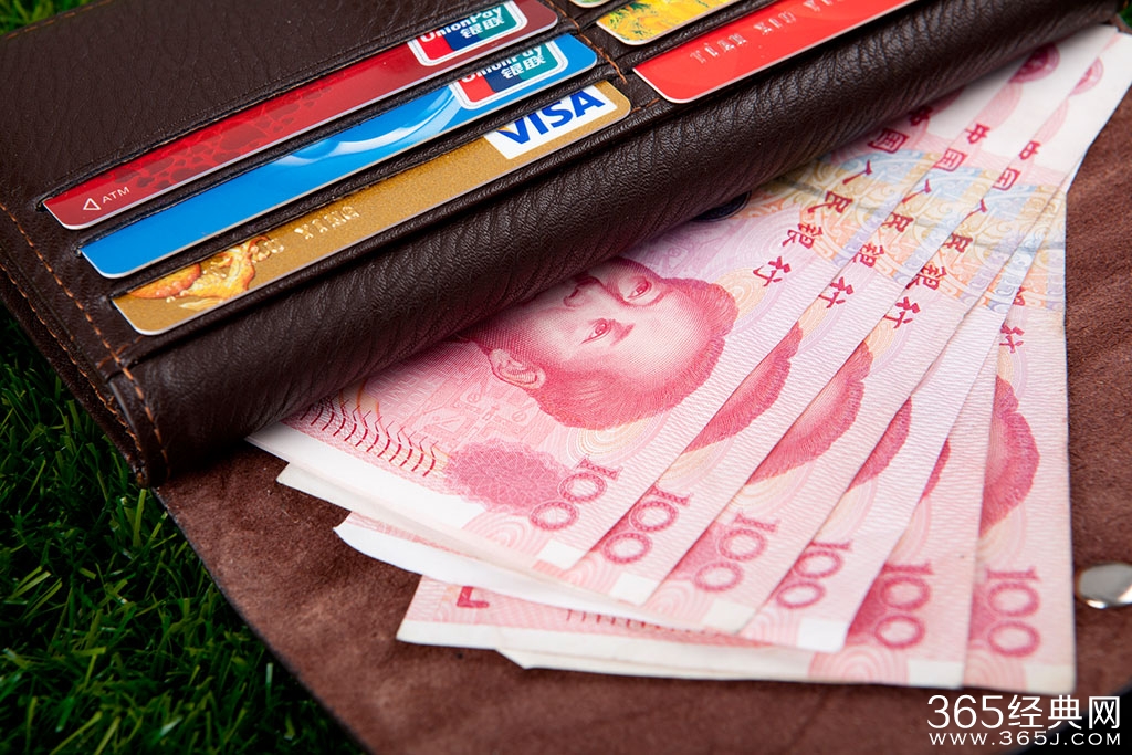 男子打的遗忘钱包 的哥拾到失主却说少了一万