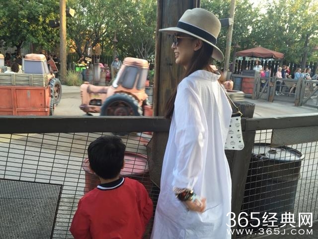 杨子美国入院做手术 黄圣依带儿出游再传婚变