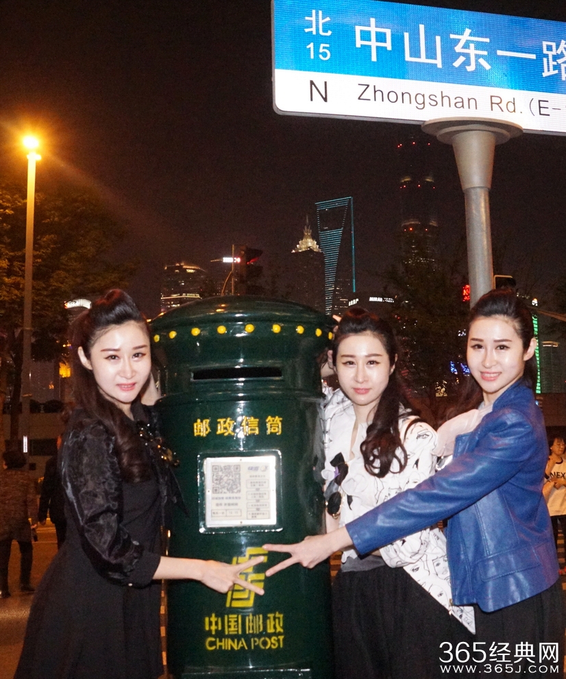 满屏的整容脸!侯耀华三胞胎外甥女玩自拍