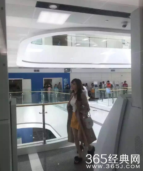 李小璐现身片场遭围观 大胸美腿相当惹眼