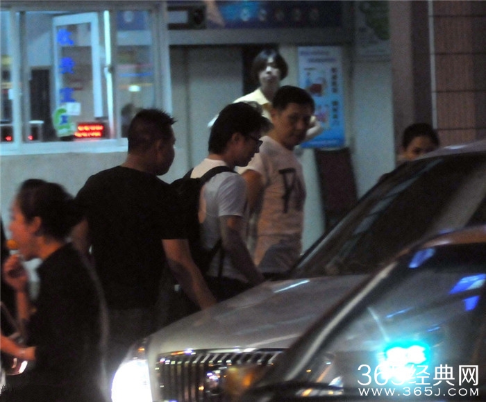 汪峰章子怡外出吃火锅 老板娘金巧巧亲自相迎